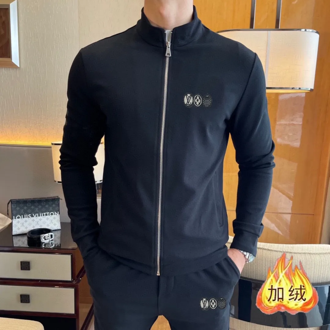 🅿️460 brand [LV Louis Vuitton] (velvet and thickened) 2025 spring new product, celebrities’ favorite fashion-flavored casual suit, clean and neat tailoring, full of urban style. It is made of high-quality customized fabrics, with excellent thermal insulation effect inside, soft and dry feel, and a crisp and stylish upper body effect. The three-dimensional cutting process and the pattern are all of high standards, and the silhouette version has the right benefits! It is not tight at all, and you feel good when you wear it. So many top-quality raw materials create high-end products with unparalleled value. It is the first choice for high-end fashion people. (Size: M-4XL can wear up to 200 pounds)